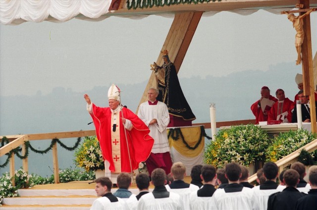 Kanonizacja Jana Pawła II. Obchody kanonizacja papieża-Polaka potrwają na Żywiecczyźnie cały kwiecień.