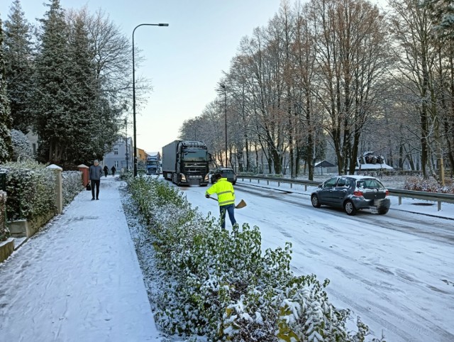 Zima kalendarzowa i astronomiczna dopiero za miesiąc, ale w Lęborku już dziś spadło sporo śniegu i przymroziło. Kierowcy jadący do pracy musieli liczyć się z utrudnieniami na drogach.