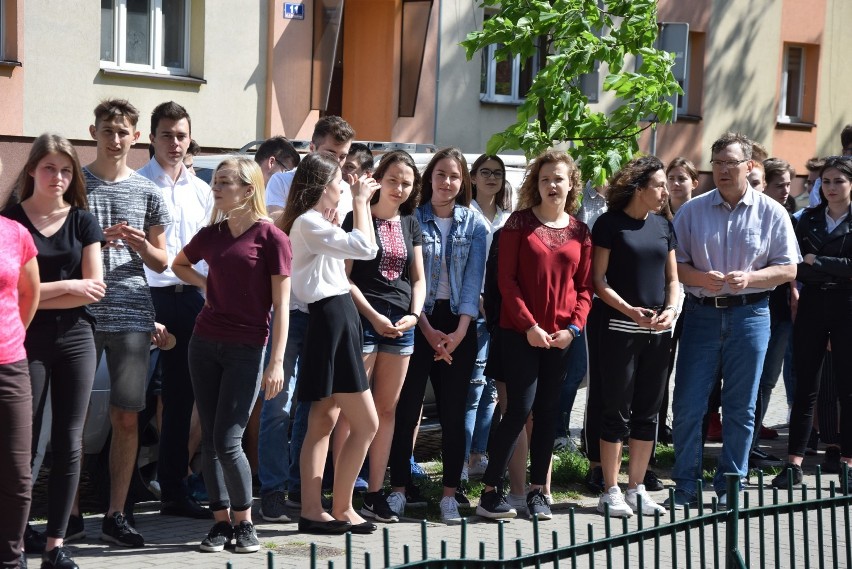 Licealiści i ich goście sadzili kwiaty przed budynkiem szkoły [ZOBACZ ZDJĘCIA]