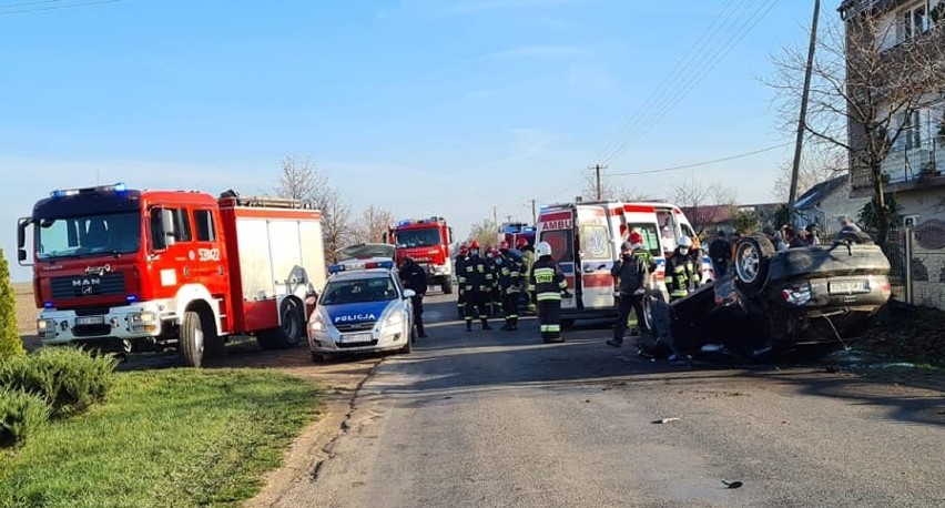 Wypadek w gminie Warta- dwie osoby w szpitalu. Dachowała też osobówka w gminie Brąszewice ZDJĘCIA 