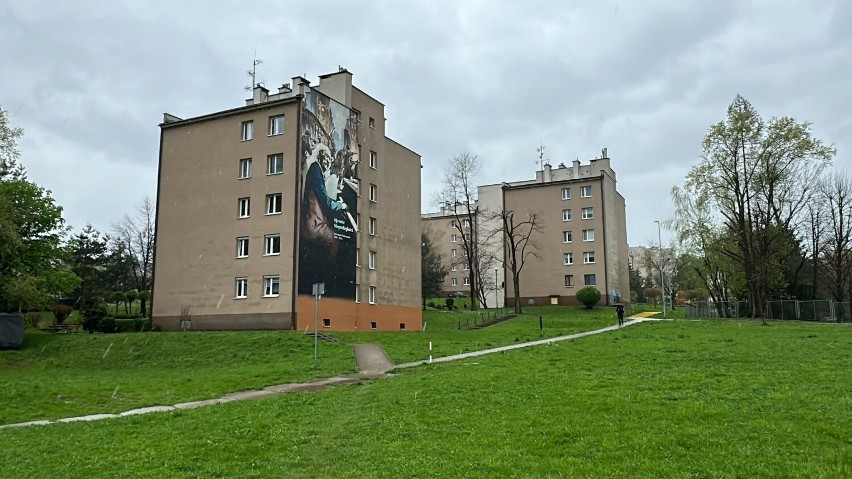 W Bochni na os. Niepodległości powstał mural z wizerunkiem Ignacego Paderewskiego w ramach cyklu z cyklu Ojcowie Niepodległości