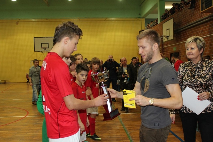 Jakub Błaszczykowski wręcza zawodnikowi Akademii...