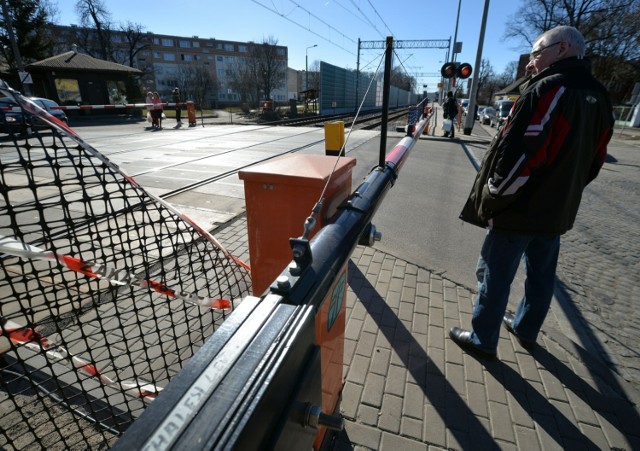 Na Oruni na otwarcie szlabanów czeka się nieraz kilkadziesiąt minut