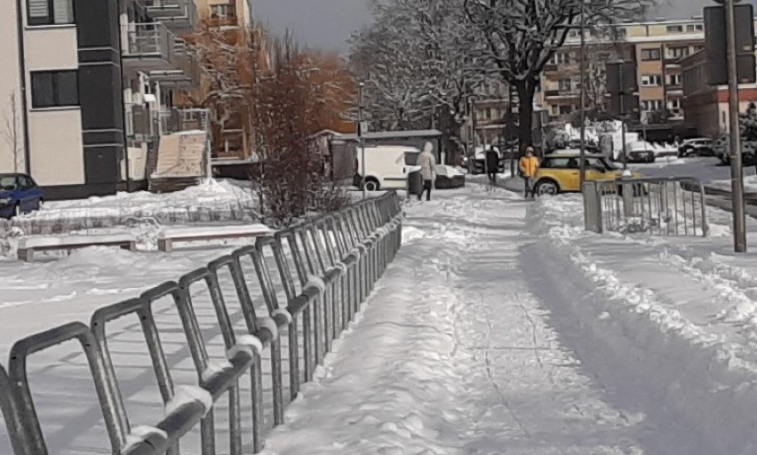 Zima w Świnoujściu! Ulice są zaśnieżone, a na chodnikach...