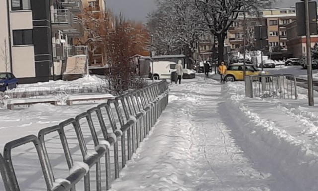 Zima w Świnoujściu! Ulice są zaśnieżone, a na chodnikach powstały tunele, którymi poruszają się piesi. Śnieg pada od rana. Ostatni raz w takiej ilości pojawił się tu w 2013 roku.