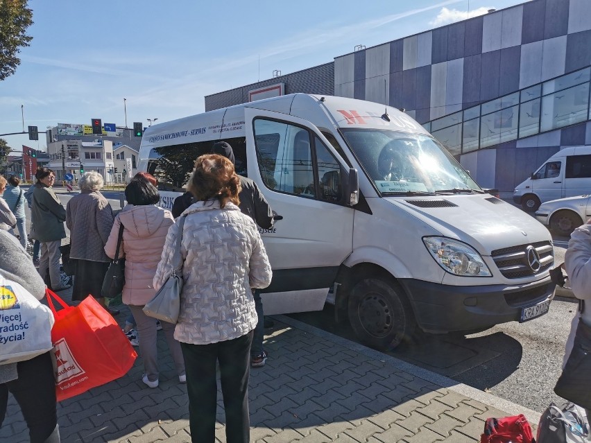 Alwernia. Kierowcy busów palą papierosy i przeklinają? Burmistrz Alwerni osobiście przetestowała jakość usług przewoźników 