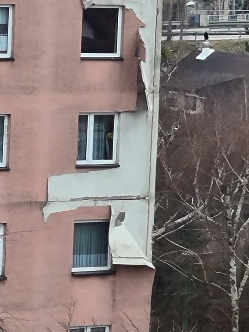 Uszkodzona elewacja budynku przy ul. Niegolewskich w...