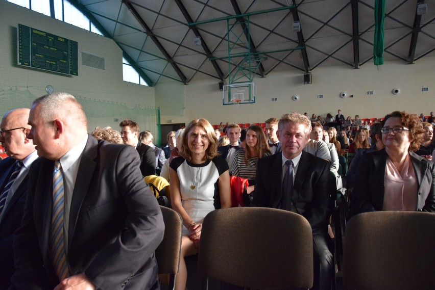 Uczniowie powiatu kraśnickiego odebrali stypendia za osiągnięcia w nauce. Zobacz zdjęcia z uroczystości