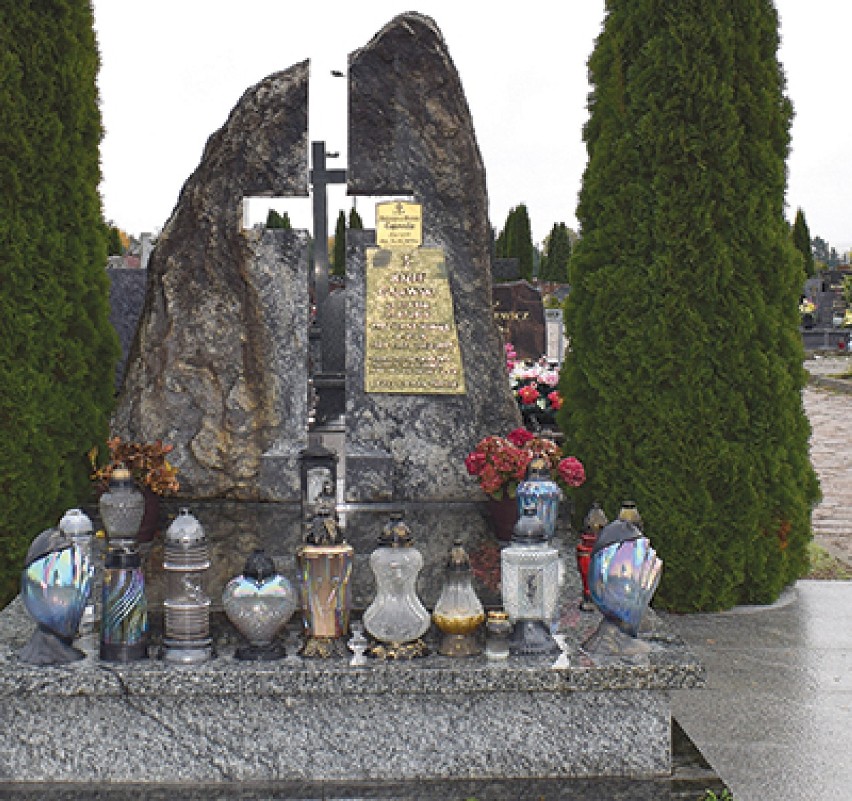 Wszystkich Świętych 2020. Groby znanych ludzi na cmentarzu w Suwałkach [Zdjęcia]