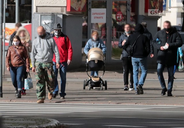 To drugi tydzień, kiedy obowiązują maseczki w żółtej strefie, również na świeżym powietrzu. Czy szczecinianie stosują się do nakazu? - Duża większość tak, niektórzy noszą pod nosem, znajdzie się też kilka osób bez - relacjonuje nasz fotoreporter.