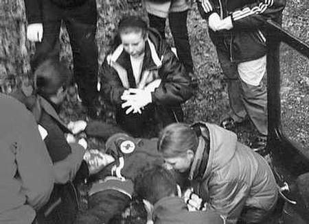 Młodzież uczy się, jak udzielić pomocy osobie postrzelonej w górach. Fot. Arch.
