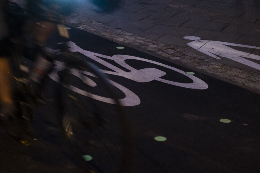 Bezpieczniejsze drogi rowerowe w Warszawie. "Świecą się" ostrzegając rowerzystów przed przecięciami z chodnikami
