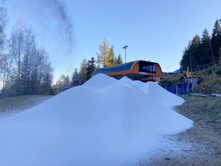 Dobra informacja dla narciarzy. Fabryka śniegu ruszyła. W Karpaczu rozpoczęło się naśnieżanie tras