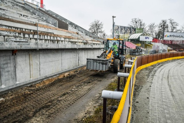 Nowa trybuna to 18 rzędów z krzesełkami, w sumie 2499 miejsc dla kibiców. Będzie również nowa strefa gastronomiczna i zaplecze sanitarne. Zawodnicy będą korzystać z nowego parku maszyn, z wyremontowanymi boksami i garażami. Ten etap inwestycji pochłonie około 21,5 mln złotych.