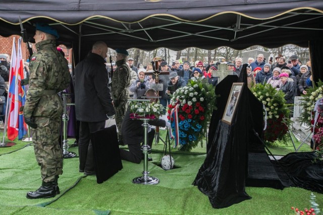 Leonard Pietraszak, Honorowy Obywatel Bydgoszczy, spoczął na Cmentarzu Starofarnym przy ul. Grunwaldzkiej w Bydgoszczy. Żegnały go tłumy.