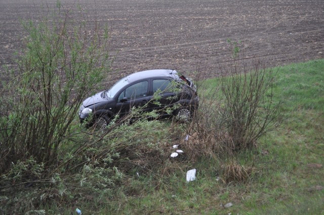 Wypadek na obwodnicy Śremu. Citroen spadł z nasypu narogi wojewódzkiej 434