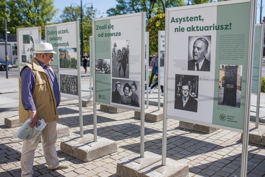 Na placu Teatralnym w Toruniu - wystawa poświęcona Marianowi...