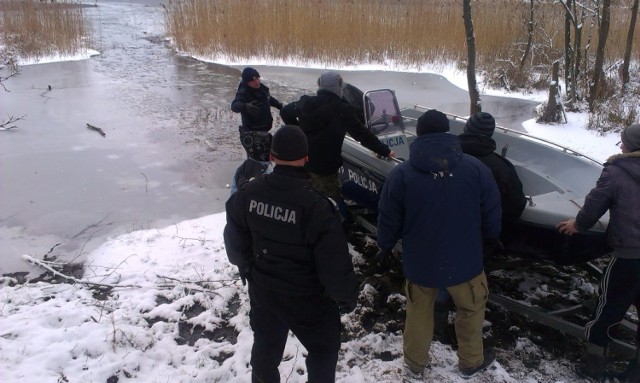 Nie udało się to jego młodszemu koledze. Wczoraj 30–latek był obecny podczas poszukiwań. Wskazał policjantom miejsce, gdzie ostatni raz widział 16-latka. Przyznał też, że sprzęt na którym płynęli był wielokrotnie naprawiany, klejony.