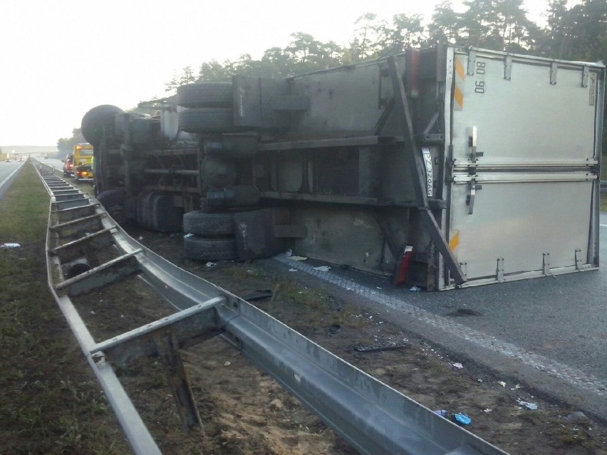 Utrudnienia na A1. Wywrócona ciężarówka z ogórkami blokuje jeden z pasów w Swarożynie [FOTO]