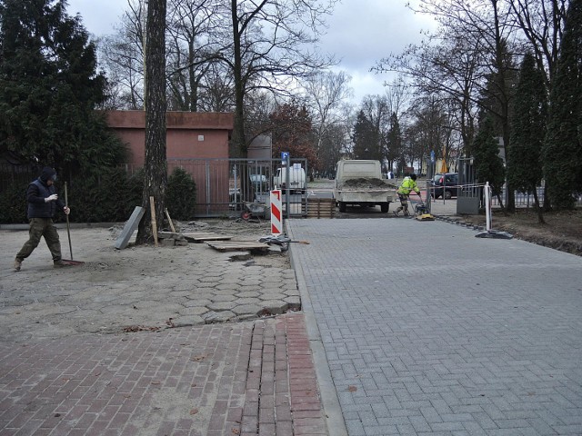 W minioną sobotę przy głównej bramie cmentarza na ulicy Kościuszki prowadzone były wykończeniowe prace remontowe.