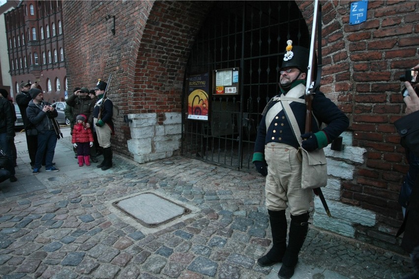 Garnizon Gdańsk zmienia wartę. Inscenizacja historyczna u stóp wieży więziennej