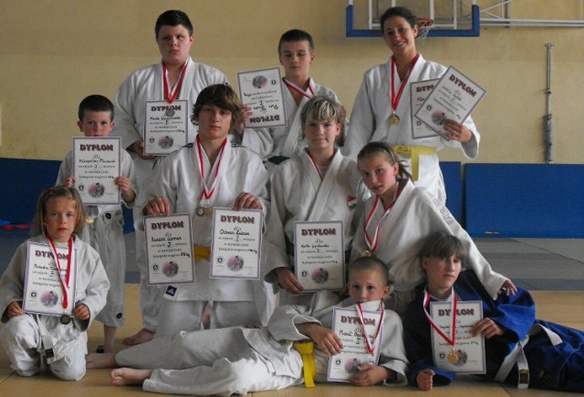 Dzieci i młodzież Z Gwardii Opole po zawodach judo w Sosnowcu.