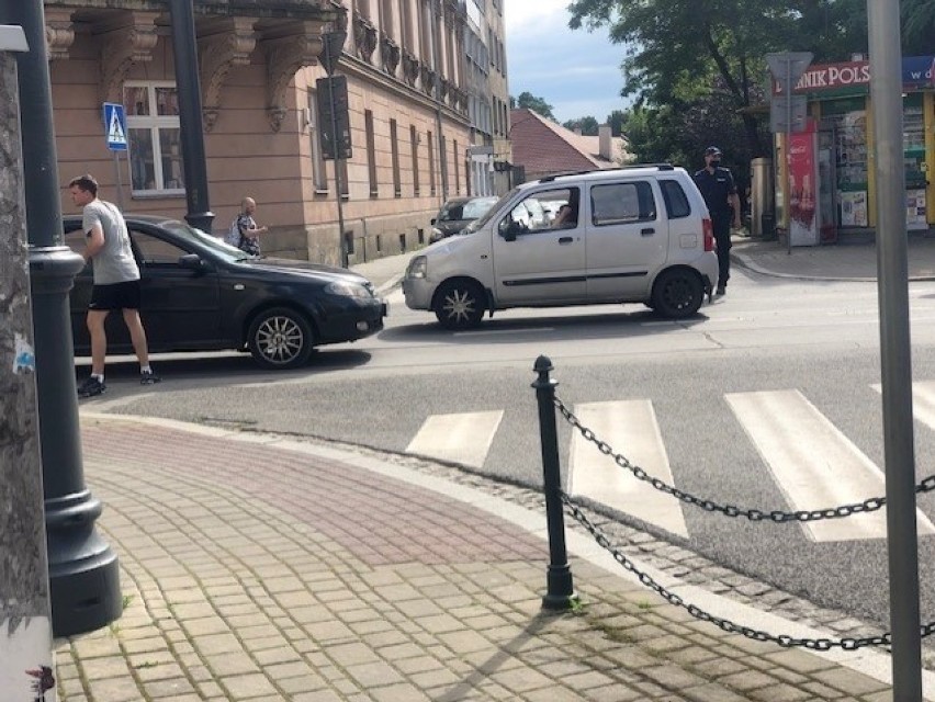 Kraków. Na przejściu dla pieszych chevrolet zderzył się z hulajnogą [ZDJĘCIA]