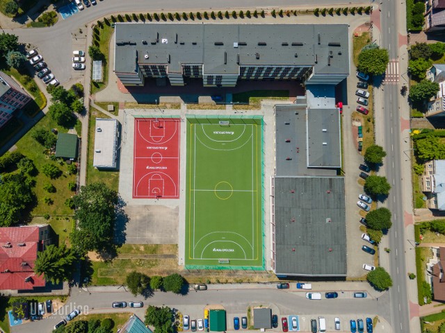 Miejski stadion i boiska przy szkołach podstawowych stają się nowoczesnymi obiektami