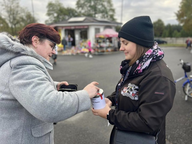 Od wielu lat organizowane są zbiórki pieniędzy m.in. na cmentarzach Kędzierzyna-Koźla.