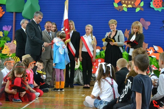 W czasie uroczystości dyrektor szkoły dokonał symbolicznego pasowania każdego pierwszaka na ucznia, a ci z rozpierającą ich dumą złożyli ślubowanie na sztandar szkoły.
-&nbsp;Nowym elementem w czasie ślubowania w naszej szkole było złożenie przez rodziców deklaracji aktywnego uczestnictwa w życiu szkoły – mówi Jerzy Kramek, dyrektor Zespołu Szkół nr 2 w Opolu Lubelskim.

	Cała uroczystość została uświetniona przez występy artystyczne w wykonaniu pierwszoklasistów. Specjalnie dla nowych uczniów  i ich rodziców wystąpiły węgierskie mażoretki.