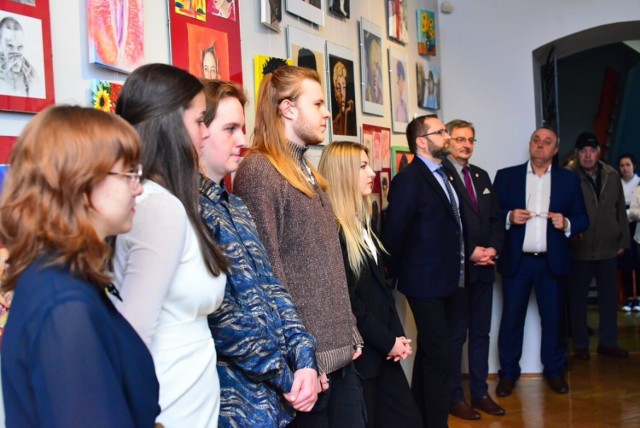 Pięcioro uczniów Zespołu Szkół nr 1 prezentuje swoje prace na wystawie w kluczborskim muzeum. Wernisaż odbył się w poniedziałek 25 kwietnia.