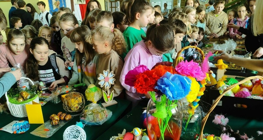 Uczniowie koneckiej „jedynki” pomagają malutkiemu Milankowi. Przed świętami zorganizowali charytatywny kiermasz
