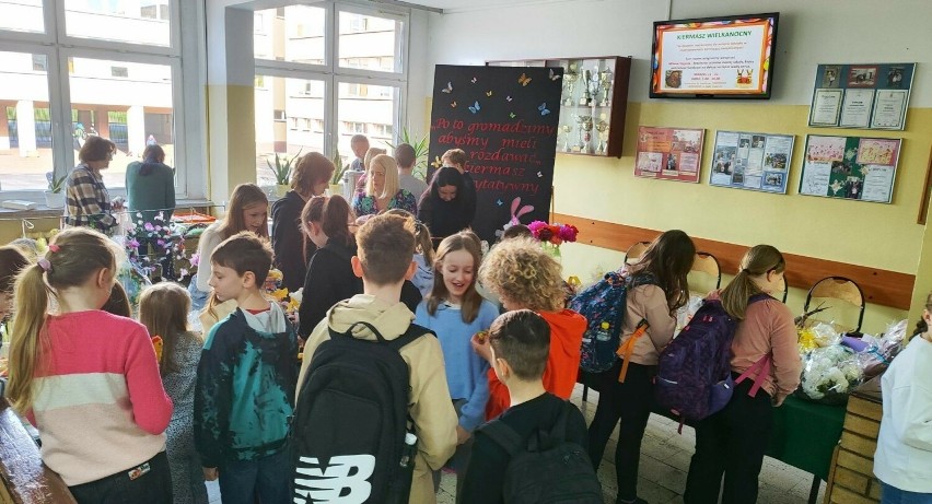 Uczniowie koneckiej „jedynki” pomagają malutkiemu Milankowi. Przed świętami zorganizowali charytatywny kiermasz