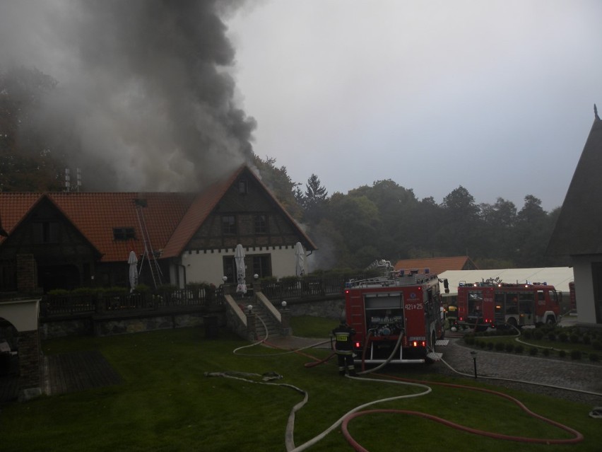 Pożar hotelu Aubrecht w Koprzywnicy. Trwa dogaszanie głównego budynku [ZDJĘCIA]