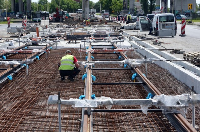 Ekipy wykonawcy prac przy remoncie torowiska pracują także w weekendy. Obecnie trwa wylewanie betonowej podbudowy. Uciążliwe dla mieszkańców będzie zamknięcie mostu Portowego