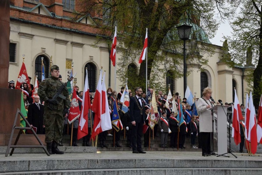 Obchody 3 Majowe w Gnieźnie: uroczystość patriotyczna przy pomniku Bolesława Chrobrego