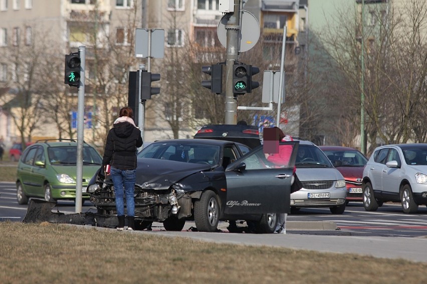Wypadek na Rondzie Niepodległości w Legnicy