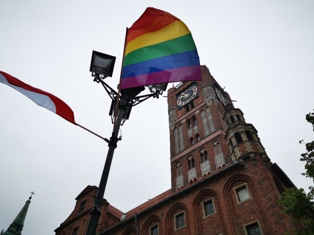 Dziś nad ranem na Rynku Staromiejskim pojawiły się tęczowe flagi. Przypomnijmy, że dziś przypada Międzynarodowy Dzień Przeciw Homofobii, Transfobii i Bifobii.