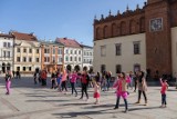 Tarnów. Akcja One Billion Rising przed BWA. Taneczny protest przeciw przemocy wobec kobiet w Parku Strzeleckim w Tarnowie. 