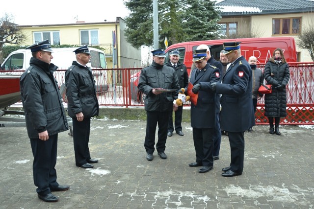 Przekazanie sprzętu dla druhów ochotników, który do tej pory służył strażakom z Komendy Powiatowej Państwowej Straży Pożarnej w Lipnie.