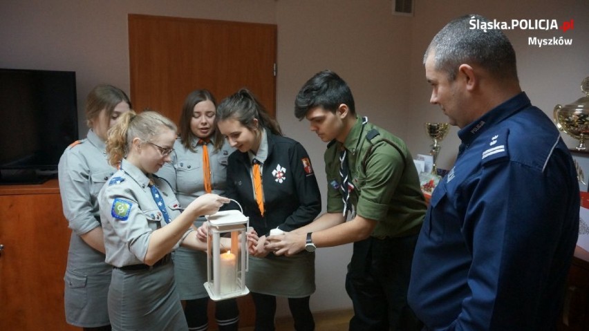 Myszków: Policja otrzymała Betlejemskie Światełko Pokoju. Z rąk harcerzy odebrał je komendant powiatowy [ZDJĘCIA]