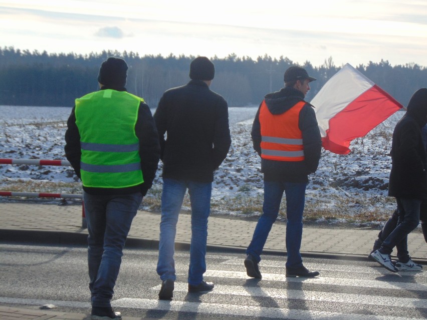Protest rolników. Gospodarze z powiatu pleszewskiego blokowali przejazd na drodze krajowej nr 12 w Przydziałkach