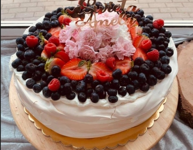 Jaki wybrać tort na Pierwszą Komunię Świętą radzi Karolina Wiśniewska z Kościerzyny. Takie kulinarne dzieła sztuki powstają w Sweet Cupcake Karoli