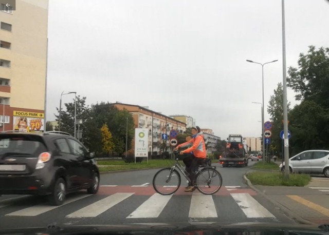 Pirat drogowy na ulicach Bydgoszczy. Kierowca zlekceważył przepisy i przejechał przez przejście dla pieszych, na którym był już przechodzień i rowerzystka.