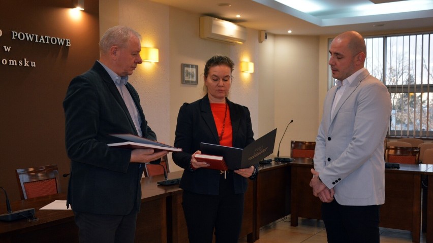 SOSW w Radomsku ma nowego nauczyciele mianowanego. Konrad Terka odebrał Akt Nadania Stopnia. ZDJĘCIA