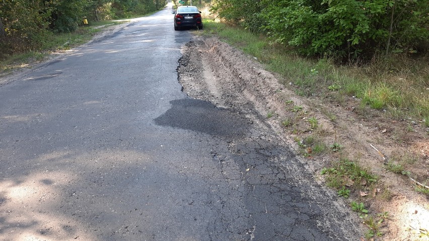 Droga powiatowa Strzelce Małe – Przerąb w gminie Masłowice doczeka się remontu? „Nie nadaje się do jazdy”. ZDJĘCIA