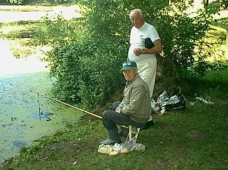 Stanisław Kryś i Ryszard Wachowiak wędkują nad stawkiem przy os. Piastowskim.