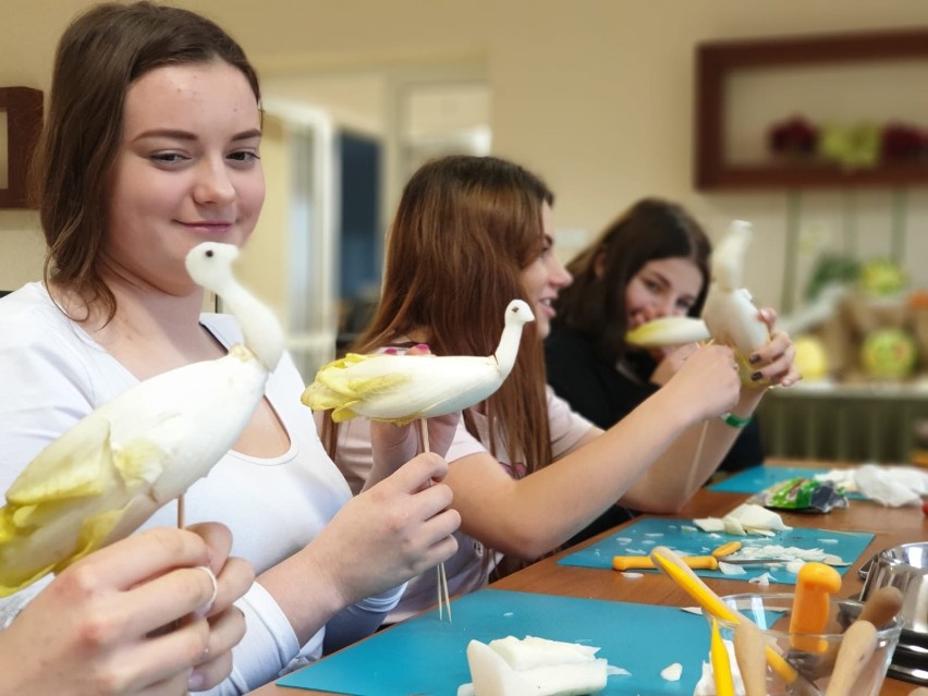 Malbork. Dodatkowe kwalifikacje uczniów ZSP 3. Carving, koktajle i florystyka