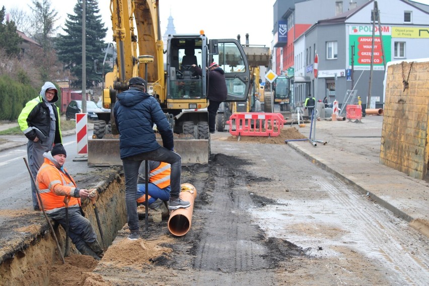 Ruszyła wymiana kanalizacji ulicy Słowackiego w Radomiu. Są wytyczone objazdy, ale kierowcy pchają się jednym pasem lekceważąc znaki