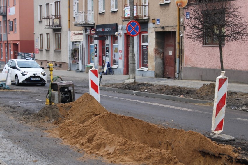 Ruszyła wymiana kanalizacji ulicy Słowackiego w Radomiu. Są wytyczone objazdy, ale kierowcy pchają się jednym pasem lekceważąc znaki